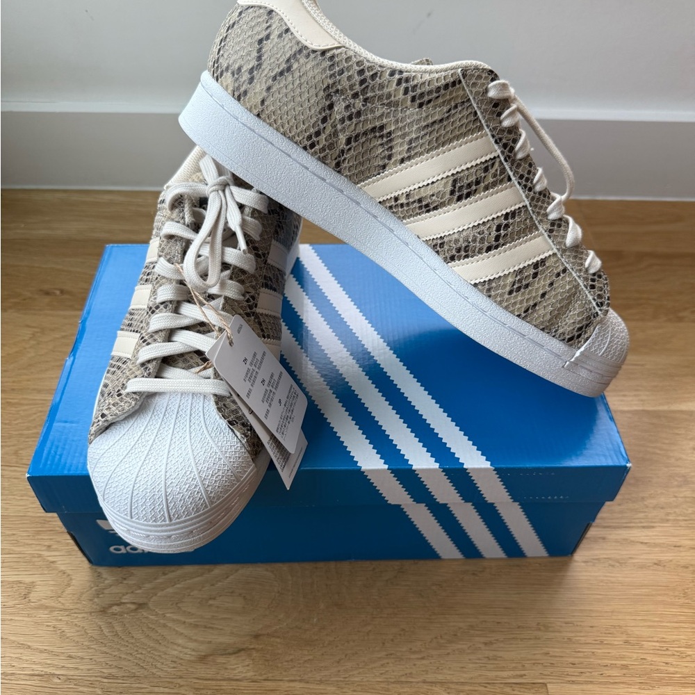 NIB Authentic Women’s Adidas Super Star snake print 8.5 💫Gorgeous 💫